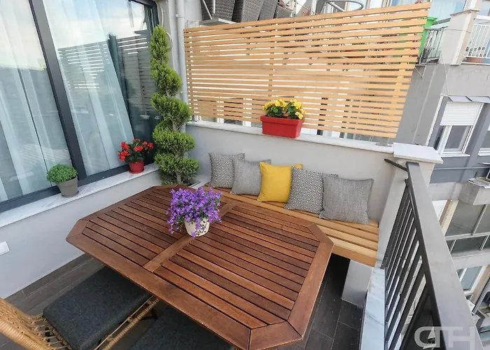Luxury 80m2 With Balcony Downtown * Selanik